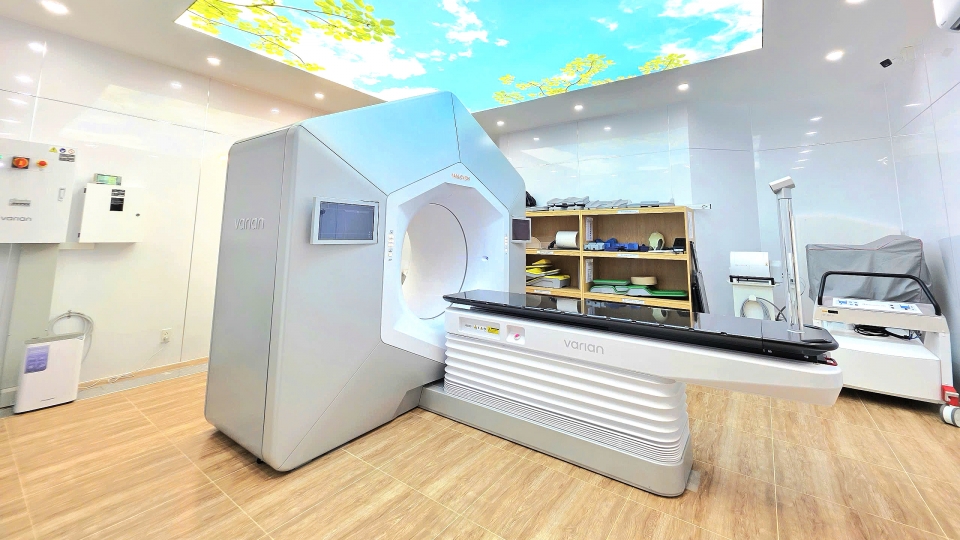 VOV - Bệnh viện Ung bướu Cần Thơ đưa vào vận hành hệ thống xạ trị gia tốc tuyến tính (LINAC) Halcyon – dòng D, trị giá 105 tỷ đồng.jpg
