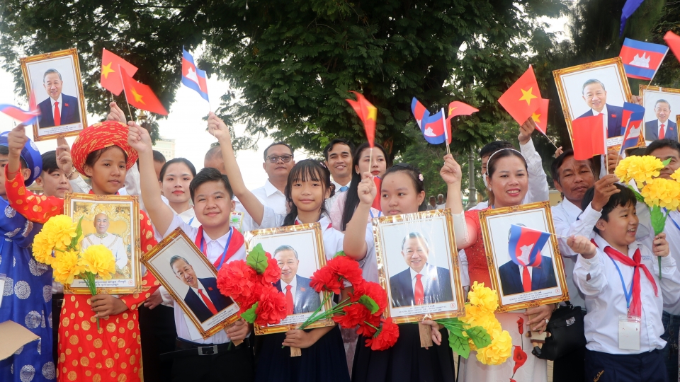 VOV Cộng đồng bà con Việt kiều vui mừng chào đón TBT Tô Lâm sang thăm và làm việc tại Campuchia.jpg