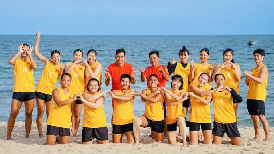 Vietnam beach handball team.jpg