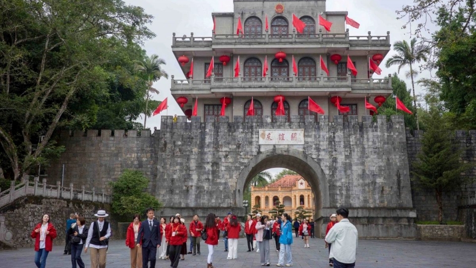 Vietnam–China border gate aims for one-person clearance per second.jpg