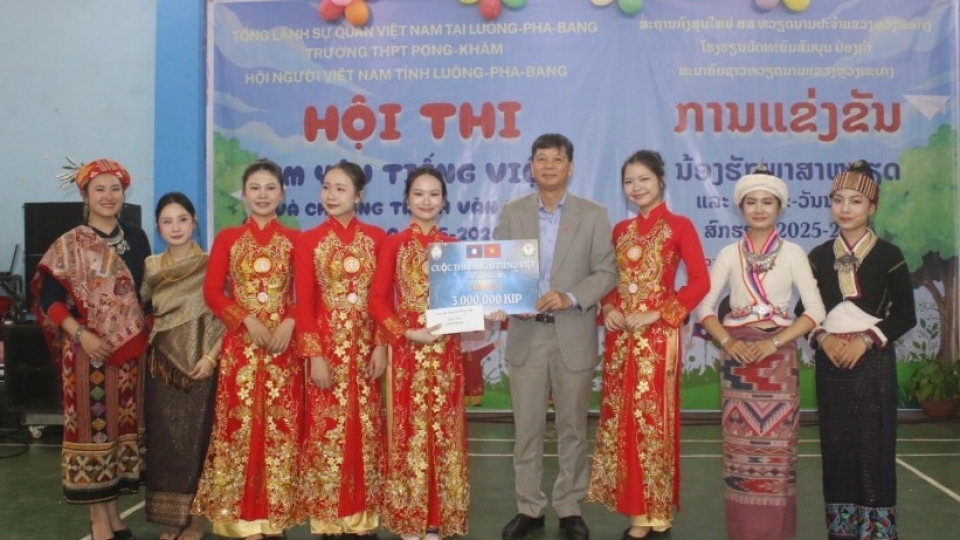 Vietnamese Consul General in Luang Prabang Vu Ngoc Ly presents awards to winning teams at the contest.jpg