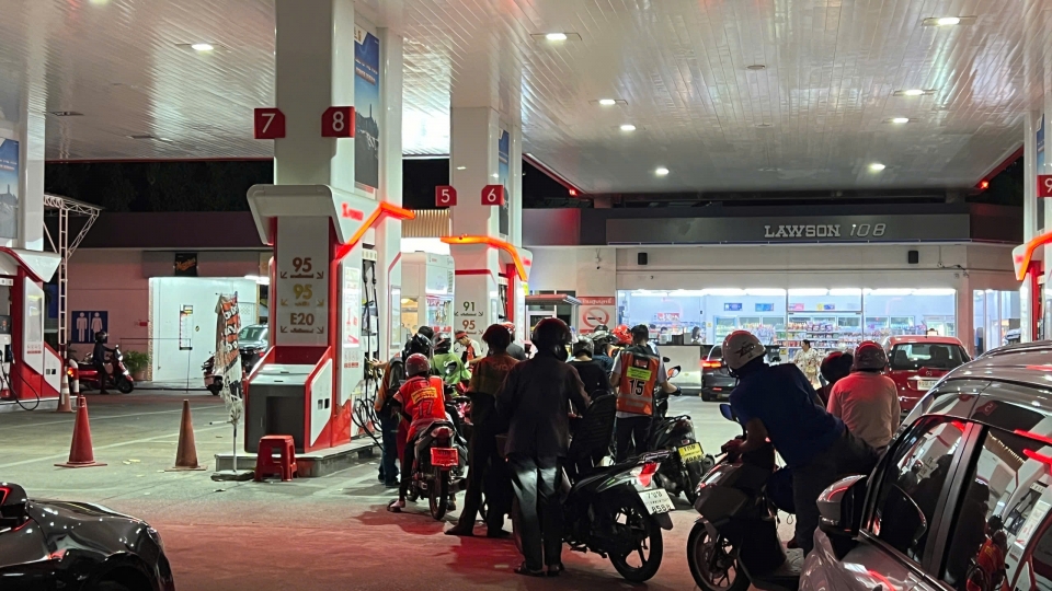 Xe máy mua xăng.jpg