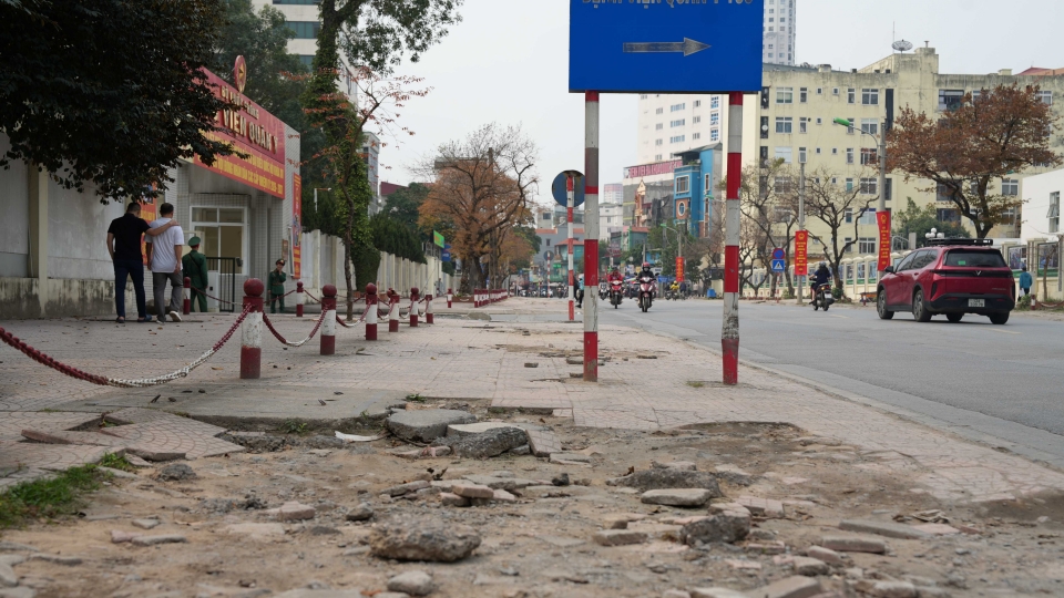 Hà Nội: Vỉa hè đường 70 nát bươm, người đi bộ phải xuống lòng đường