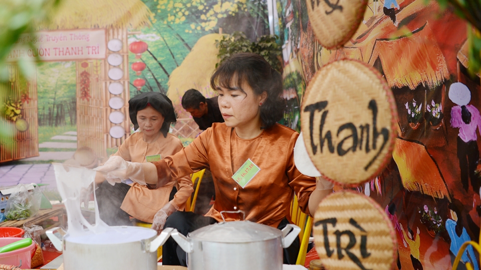 Rộn ràng thi tráng bánh cuốn vinh danh di sản nghề làm bánh cuốn Thanh Trì