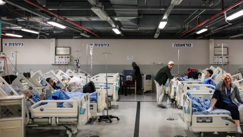 benh vien Israel duoi long dat, dieu tri benh nhan Israel o tang ham gui xe, tru an bom dan -reu.jpg