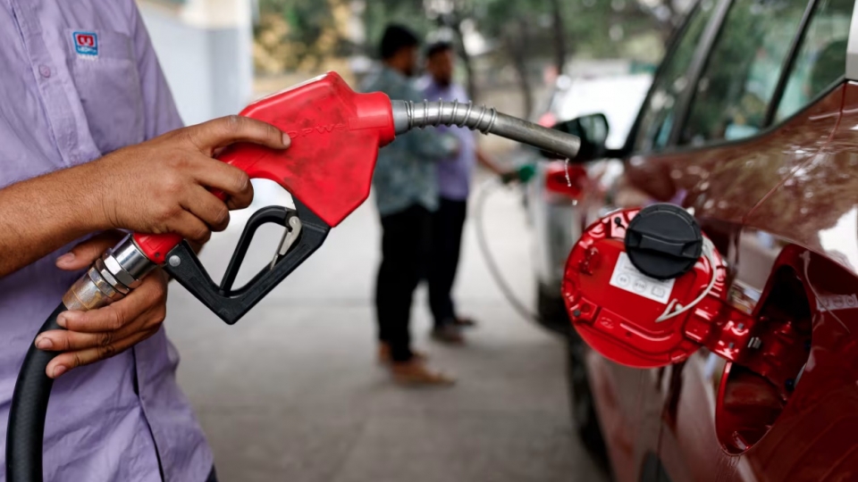 bom xang cho o to o Bangladesh, gia nhien lieu -reu.jpg