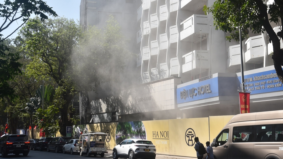 Phá dỡ công trình phía Đông hồ Hoàn Kiếm, bụi mù mịt trên phố Lý Thái Tổ