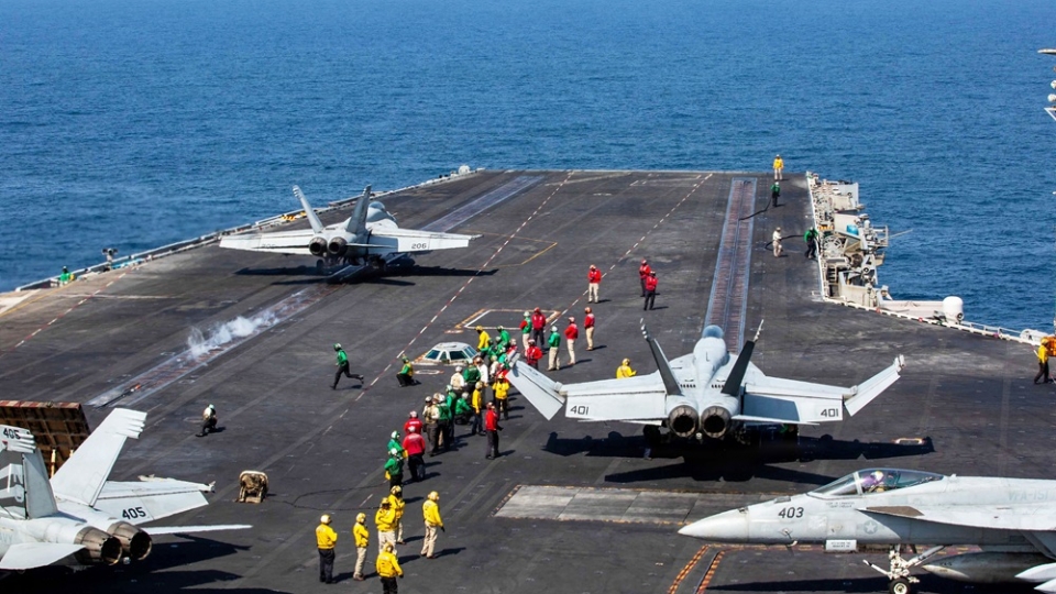 cac_tiem_kich_chuan_bi_cho_chien_dich_epic_fury_tren_tau_san_bay_uss_abraham_lincoln_truoc_khi_bi_iran_tan_cong._ap.jpg
