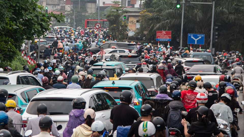 Cầu Chương Dương kẹt cứng sáng đầu tuần khi tạm cấm xe qua cầu Long Biên