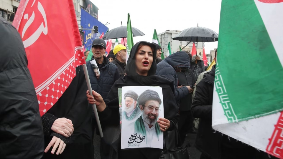 chan dung cha con lanh tu toi cao Iran Mojtaba Khamenei, co Iran, nguoi ung ho che do Iran, thu do Tehran 3-2026, nguoi Iran, phu nu Iran -ap.jpg