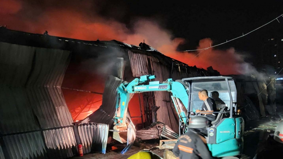 Một người tử vong trong vụ cháy xưởng gỗ 6.000m2 gần viện K Tân Triều