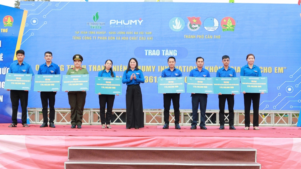 chi_lu_thi_ngoc_anh-_pho_chu_tich_uy_ban_mttqvn_thanh_pho_can_tho_bi_thu_thanh_doan_can_tho_trao_tang_cac_cong_trinh_thanh_nien_cho_cac_co_so_doan_tren_dia_ban_thanh_pho._.jpg