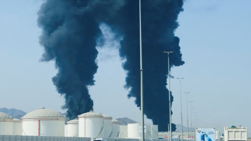 co so dau mo UAE boc chay, khoi boc cao tu khu cong nghiep dau UAE o Fujairah sau khi Iran tap kich UAE bang UAV, xung dot Iran My 14-3-2026, khoi lua Trung Dong -reu.jpg