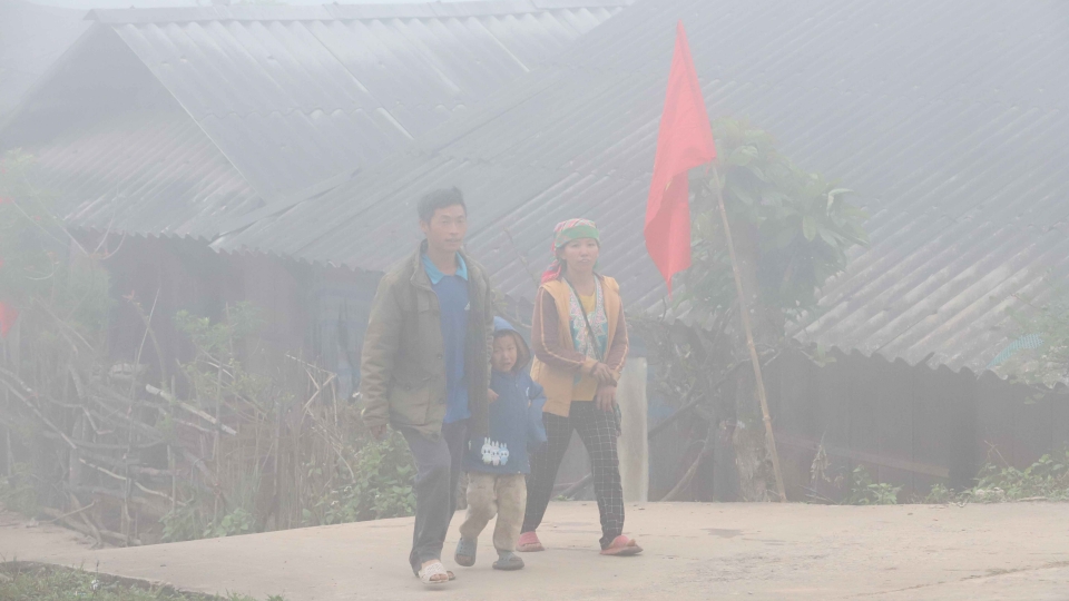 Sơn La: Trời rét kèm sương mù, cử tri Co Mạ nô nức đi bầu cử từ sớm