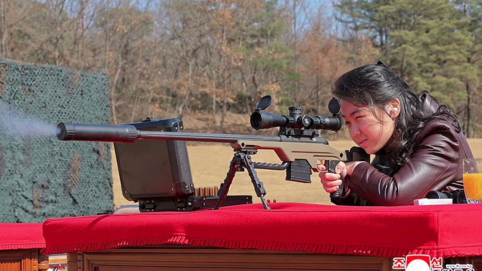 con gai Kim Jong Un, Kim Ju Ae, cam sung ban tia Trieu Tien, ngam ban sung Trieu Tien, vu khi Trieu Tien 2-2026 -kcna, reu.jpg