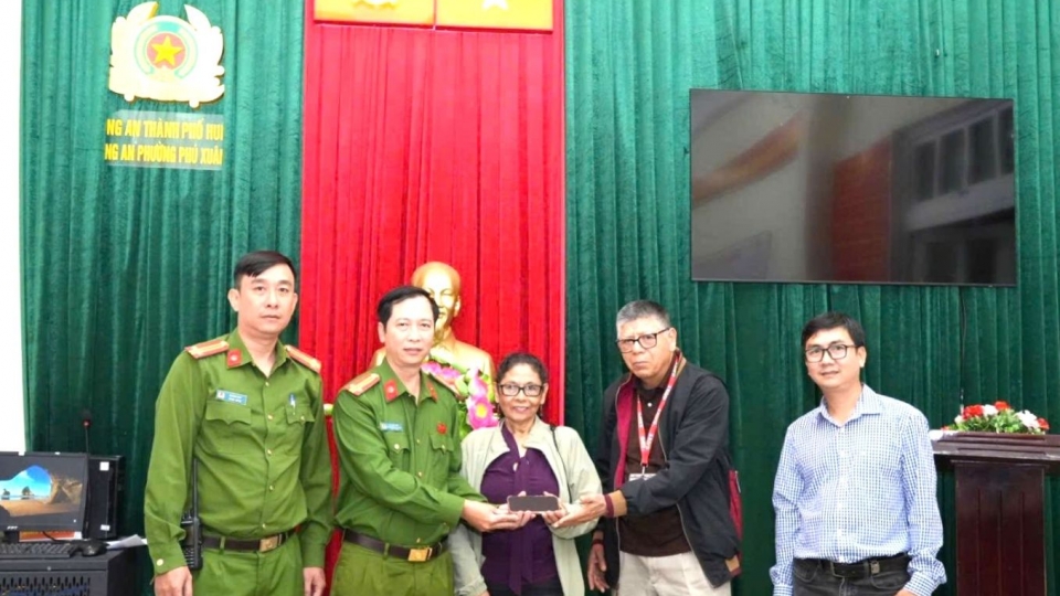 cong_an_phuong_phu_xuan_thanh_pho_hue_trao_tra_tai_san_cho_ba_ramires_maria_de_jesus.jpg