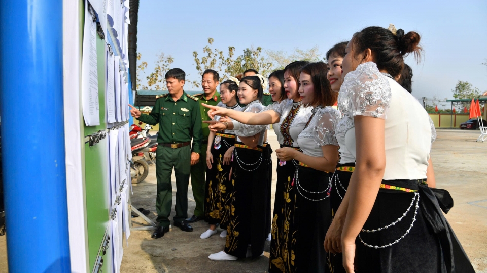 cu_tri_o_vung_bien_gioi_dak_lak_hao_huc_cho_doi_den_ngay_bau_cu.jpeg