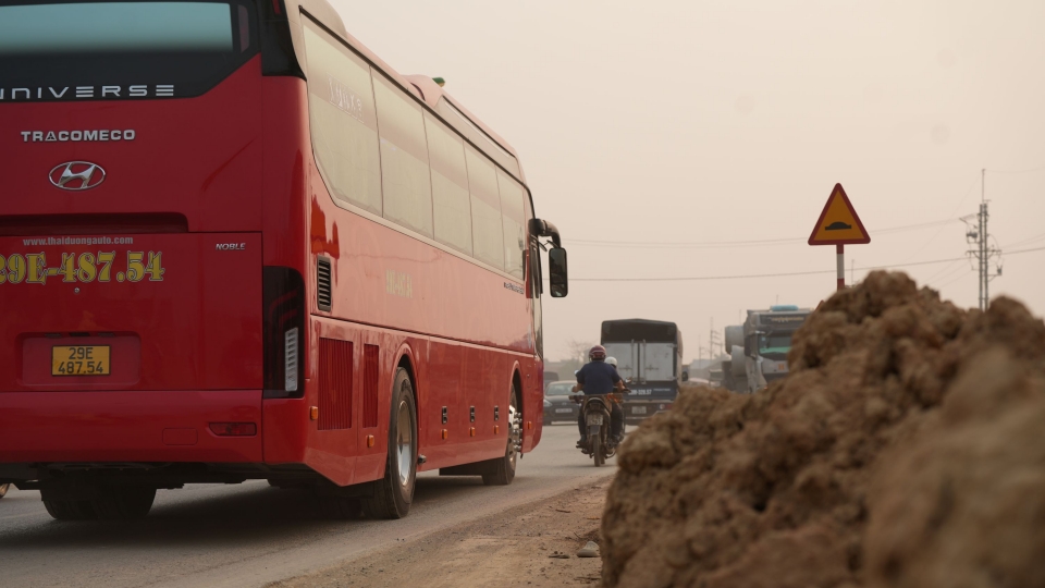 Quốc lộ 6 Ba La-Xuân Mai đất đá tràn lòng đường, bẫy tai nạn rình rập