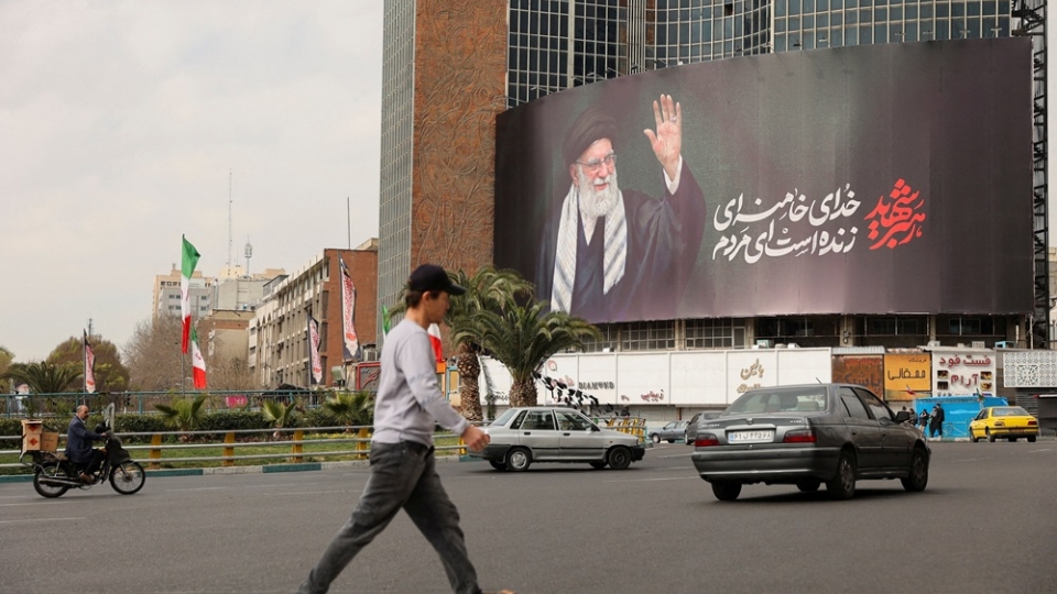 hinh_anh_co_lanh_dao_toi_cao_cua_iran_ayatollah_ali_khamenei_tren_mot_con_pho_tai_tehran._reuters.jpg
