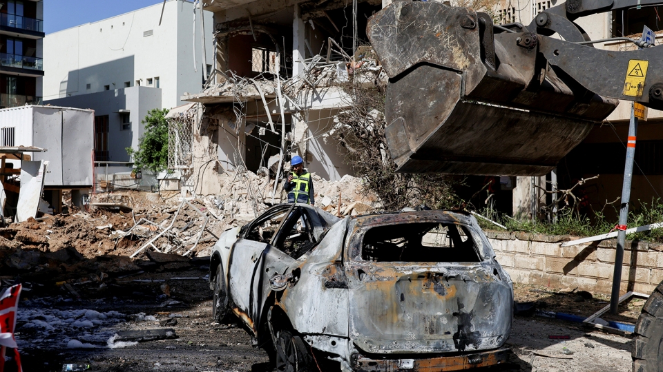 Cận cảnh thiệt hại của Israel sau khi hứng “mưa tên lửa” từ Iran