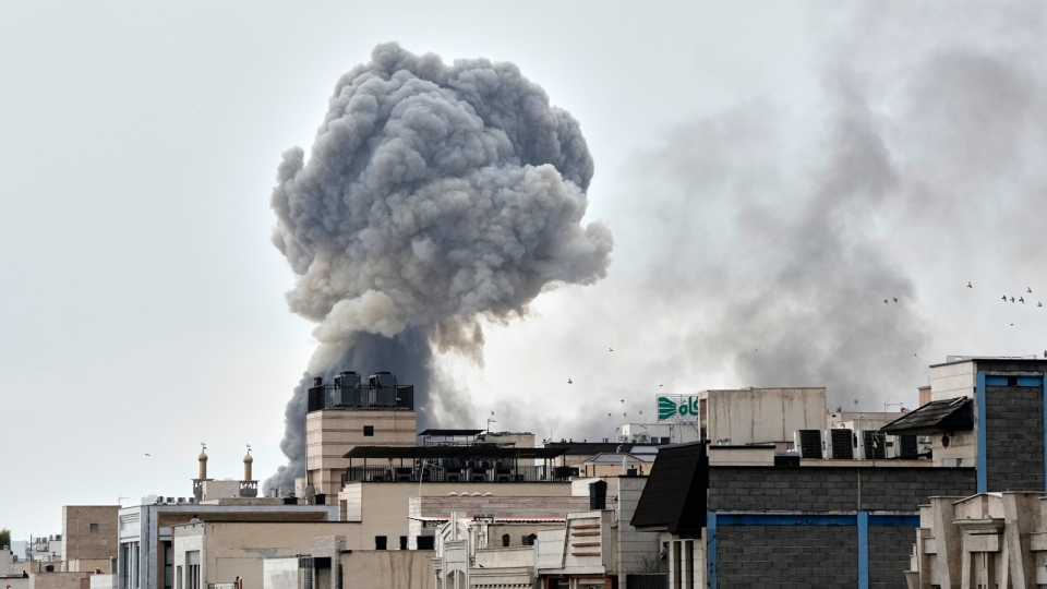 khoi lua Iran, khoi lua Tehran, My Israel oanh tac Iran, khong kich Iran, nem bom Iran boc khoi, nha cua Iran khoi boc cao 2-3-2026 -ap.jpg