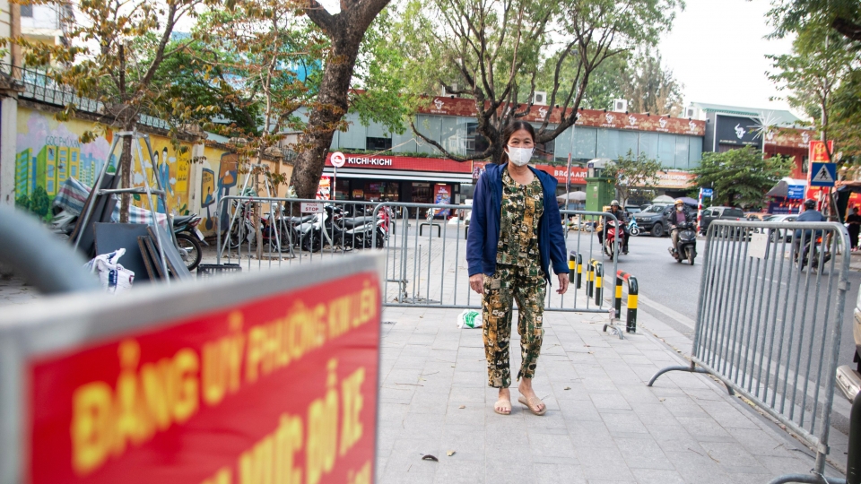 Lập rào chắn xe leo lên vỉa hè, lấy lại không gian cho người đi bộ