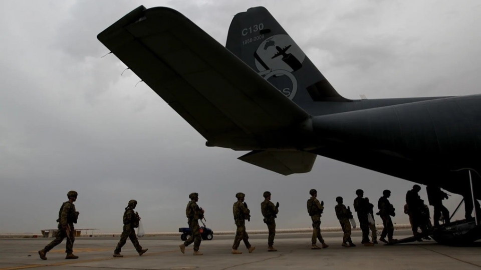 linh Australia, quan nhan Australia tai can cu UAE, len may bay Australia, can cu Australia tai UAE, may bay van tai C130 -Ellinghausen.jpg