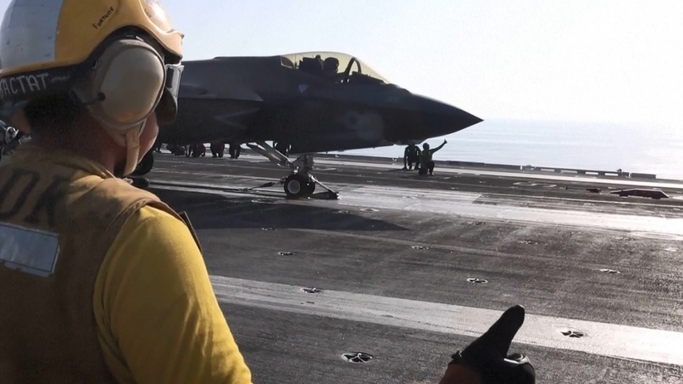 may bay My xuat kich de tap kich Iran, boong tau san bay My Abraham Lincoln 28-2-2026 -US Centcom.jpg