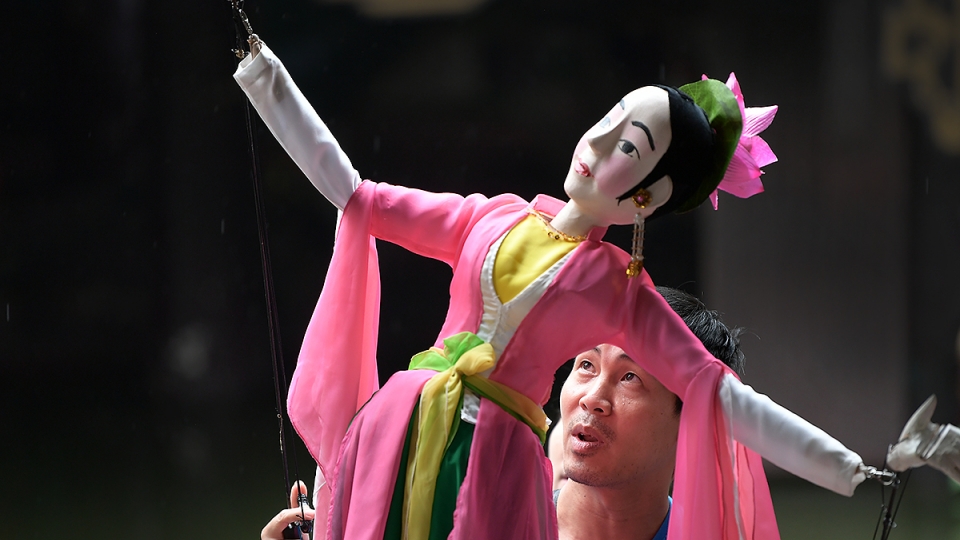 Dầm mưa, ngâm nước lạnh khổ luyện múa rối cạn tại sân khấu thủy đình