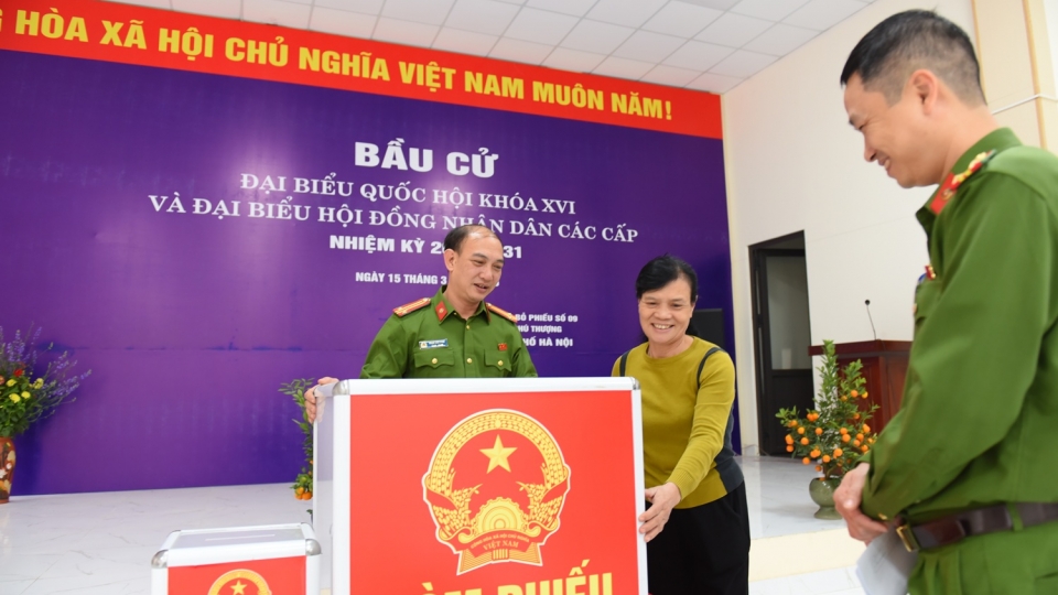 Công an có mặt tại từng điểm bỏ phiếu để đảm bảo an toàn cho Ngày hội bầu cử