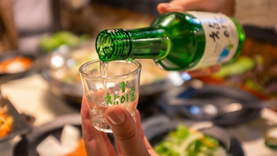 pouring-soju-in-glass-1200x853-14213349.png