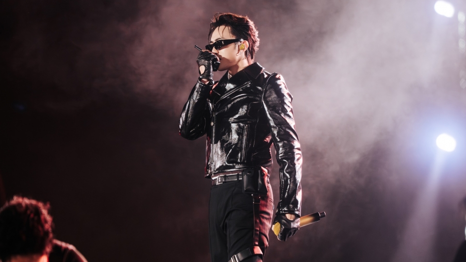 Sao Việt 12/3: SOOBIN khoe ảnh “đốt cháy” sân khấu khiến fan bùng nổ bình luận