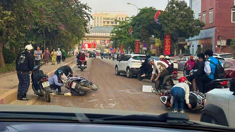 Tìm ra "thủ phạm" khiến hàng loạt người và xe té ngã trên đường phố Hà Nội
