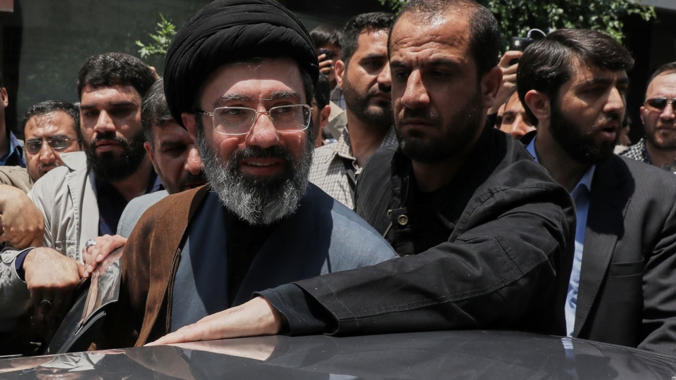 tan Lanh tu toi cao Iran Mojtaba Khamenei hoi nam 2019 (hang truoc, deo kinh) -ap.jpg