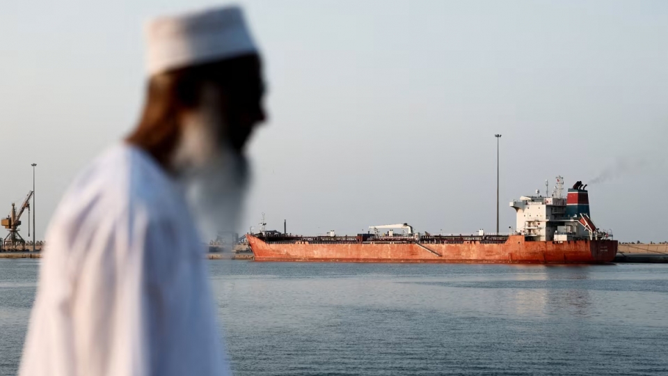 tau cho dau neo dau o cang bien Oman, gan eo bien Hormuz, 12-3-2026 trong boi canh xung dot Iran, nguoi Hoi giao -reu.jpg