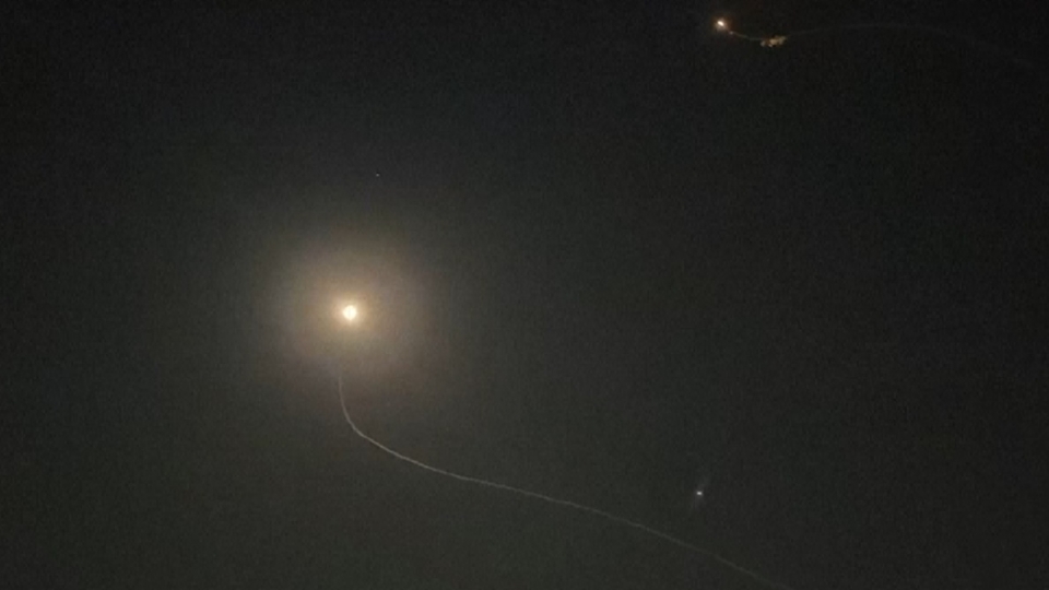 ten lua Israel danh chan ten lua Iran tren bau troi Israel o Tel Aviv, Iran tap kich Israel, 3-2026 -ap.jpg
