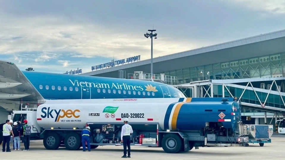 the Civil Aviation Authority of Vietnam (CAAV) to develop operational scenarios for the aviation sector amid volatile Jet A1 fuel prices and potential supply disruptions..jpg