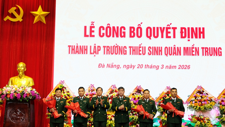 thu_truong_bo_tu_lenh_quan_khu_5_tang_hoa_chuc_mung_ban_giam_hieu_truong_thieu_sinh_quan_mien_trung.jpg
