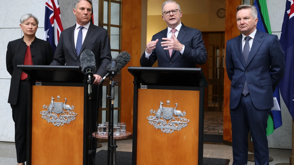 thu_tuong_australia_anthony_albanese_thu_hai_tu_phai_sang_cung_voi_mot_so_bo_truong_thong_bao_ve_viec_dieu_thiet_bi_quan_su_den_trung_dong._nguon_alex_ellinghausen.jpg