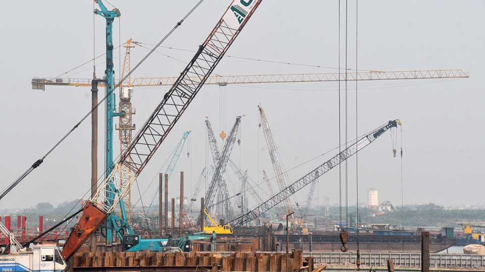 Công trường cầu Hồng Hà thi công xuyên ngày đêm để “vượt lũ” tiểu mãn