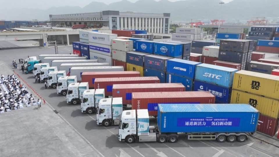 xe_tai_hang_nang_chay_bang_hydro_dang_cho_khoi_hanh_tu_cang_kho_thuoc_hanh_lang_thuong_mai_duong_bo_duong_bien_quoc_te_moi_o_trung_khanh_mien_tay_nam_trung_quoc_ngay_14042025_anh_tan_hoa_xa_2026.jpeg