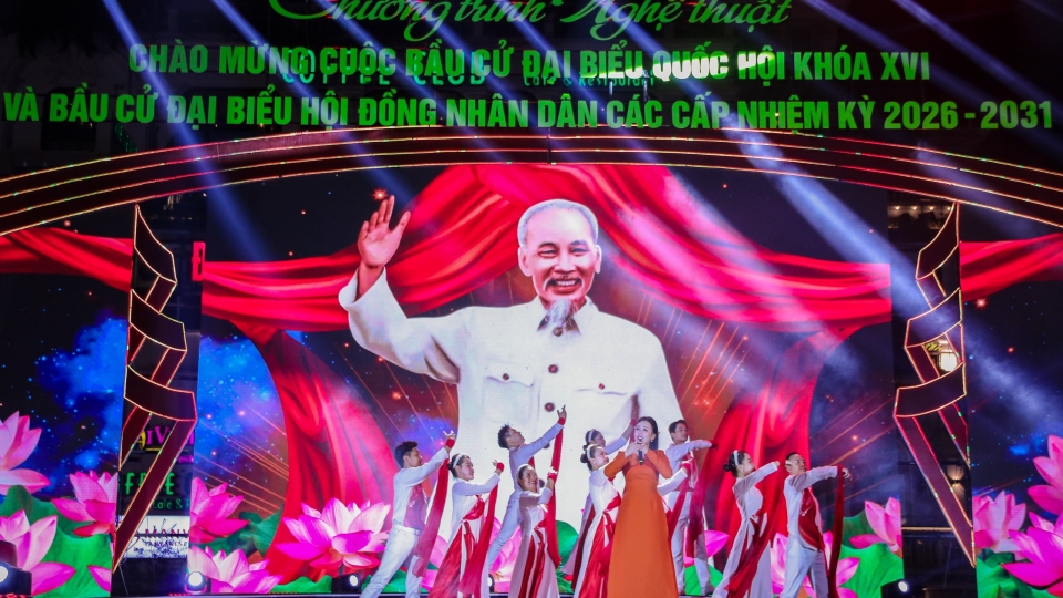 Lung linh đêm nghệ thuật “Ngày hội non sông” tại quảng trường Đông Kinh Nghĩa Thục