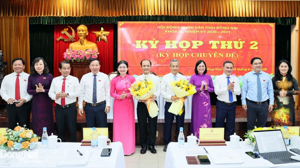 Ông Nguyễn Tuấn Anh (thứ 6 từ trái sang) nhận hoa chúc mừng.jpg