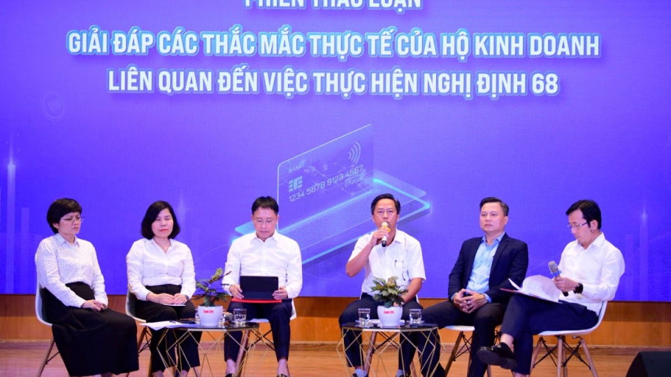 Đại biểu trao đổi với hộ kinh doanh tại hội thảo (Ảnh BTC).jpg