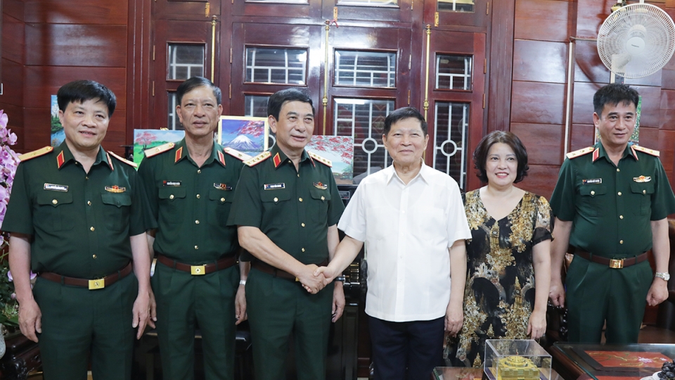 Đại tướng Phan Văn Giang thăm chúc sức khỏe Đại tướng Ngô Xuân Lịch.jpg