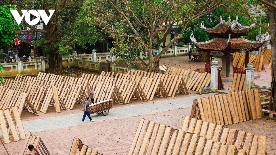 Inside Tho Ha village - The traditional craft of making rice crackers