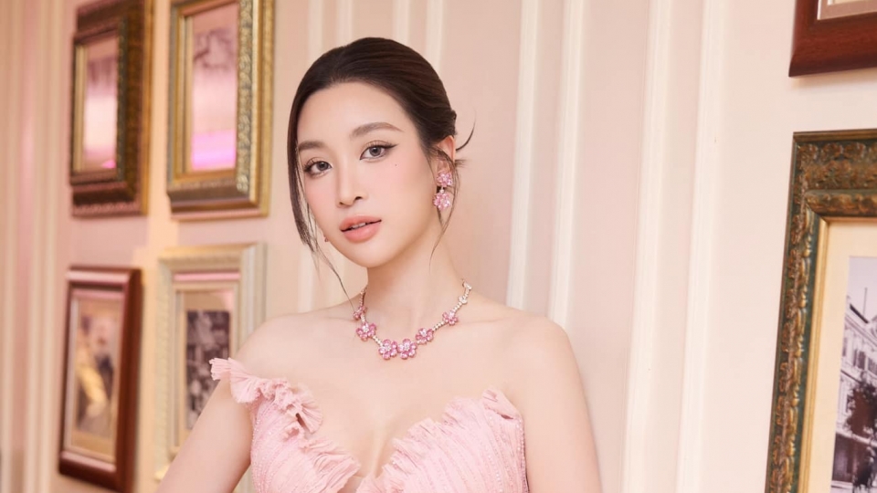 Sao Việt 4/4: Hoa hậu Đỗ Mỹ Linh được anh chồng tặng túi trăm triệu