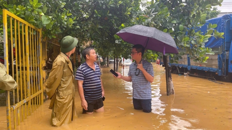 A VOV reporter at work in flooded areas in Lao Cai.jpeg