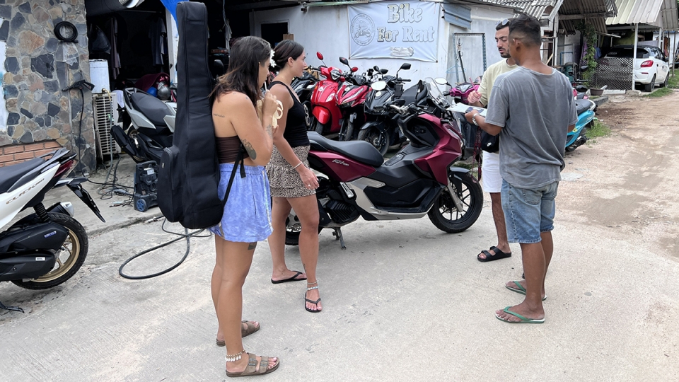 AVA_Khách quốc tế thuê xe máy di chuyển trên đảo Pha-ngan (Koh Pha-ngan), Thái Lan. Ảnh_ Ngọc Diệp.jpg