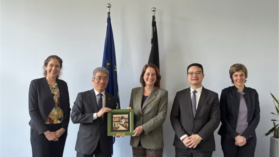 Ambassador Nguyen Dac Thanh presents a souvenir to Parliamentary State Secretary Leonie Gebers.jpg